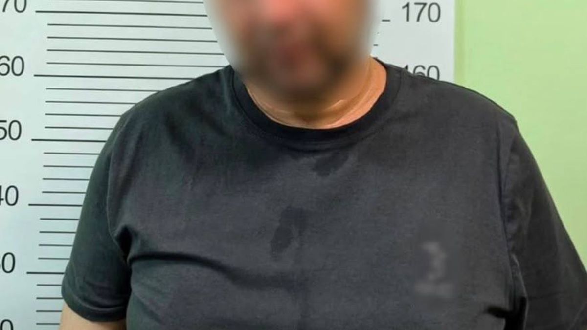 Василькові затримано чоловіка за грабіж та напади на трьох людей Поліцейські Васильківського відділу затримали 45-річного грабіжника, який бив охоронця і перехожого на Київщині