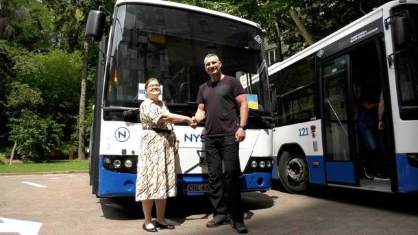 Віталій Кличко і передані Україні автобуси
