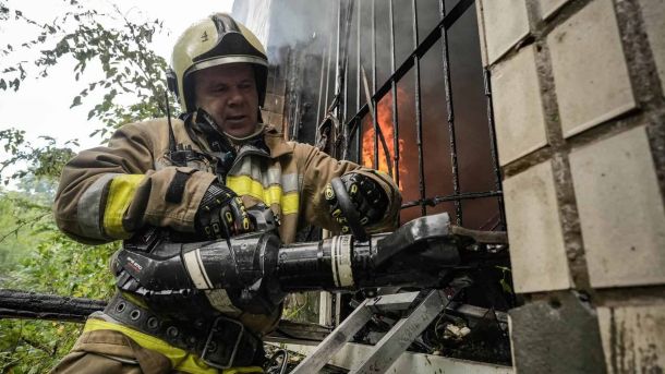 Пожежа на вулиці Лілії Лобанової у Голосіївському районі охопила 800 кв. м Ілюстративне фото: рятувальники ДСНС Київщини ліквідовують пожежу на складському об єкті