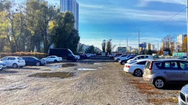 У Києві блогер розкритикував хвилину мовчання на Хрещатику й отримав шквал критики Імпровізована парковка на ґрунтовій ділянці з калюжами, оточена міськими будівлями