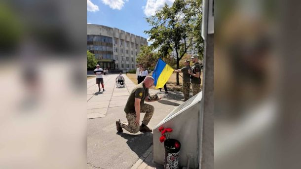 Детективна вистава «Онлі Фанс»: прем’єра у Києві 20 серпня Церемонія покладання квітів на Лісовому кладовищі в Деснянському районі Києва в День Незалежності України
