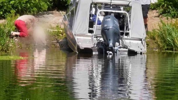З Русанівського каналу в Києві дістали тіло людини Рятувальний катер біля берега Русанівського каналу та люди на схилі під час робіт 12 липня