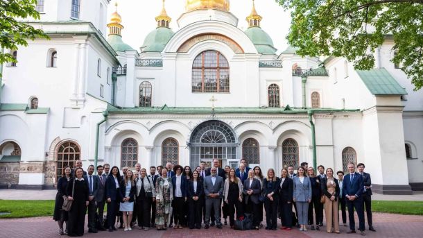 Члени робочої групи Євросоюзу фотографуються на тлі Собору Святої Софії Київської під час першого візиту до Києва