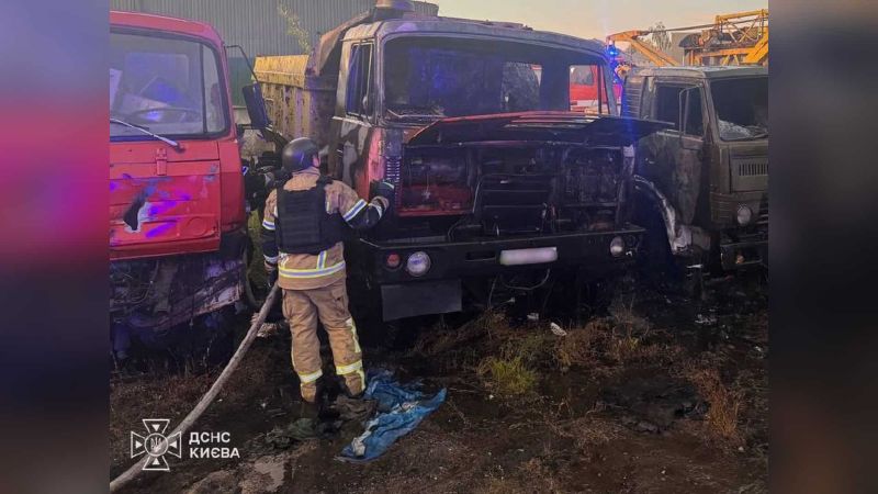 Головні новини Києва | Kyiv.News Рятувальники гасять пожежу двох вантажних автомобілів на вулиці Жмеринській у Святошинському р-ні Києва, 1 жовтня