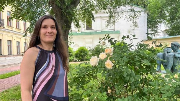 У «Софії Київській» відкрилася виставка арт-бруту молодих митців з інвалідністю Кураторка артмайстерні «Бачити серцем» Олена Фокова на тлі будівель Національного заповідника «Софія Київська» у Києві