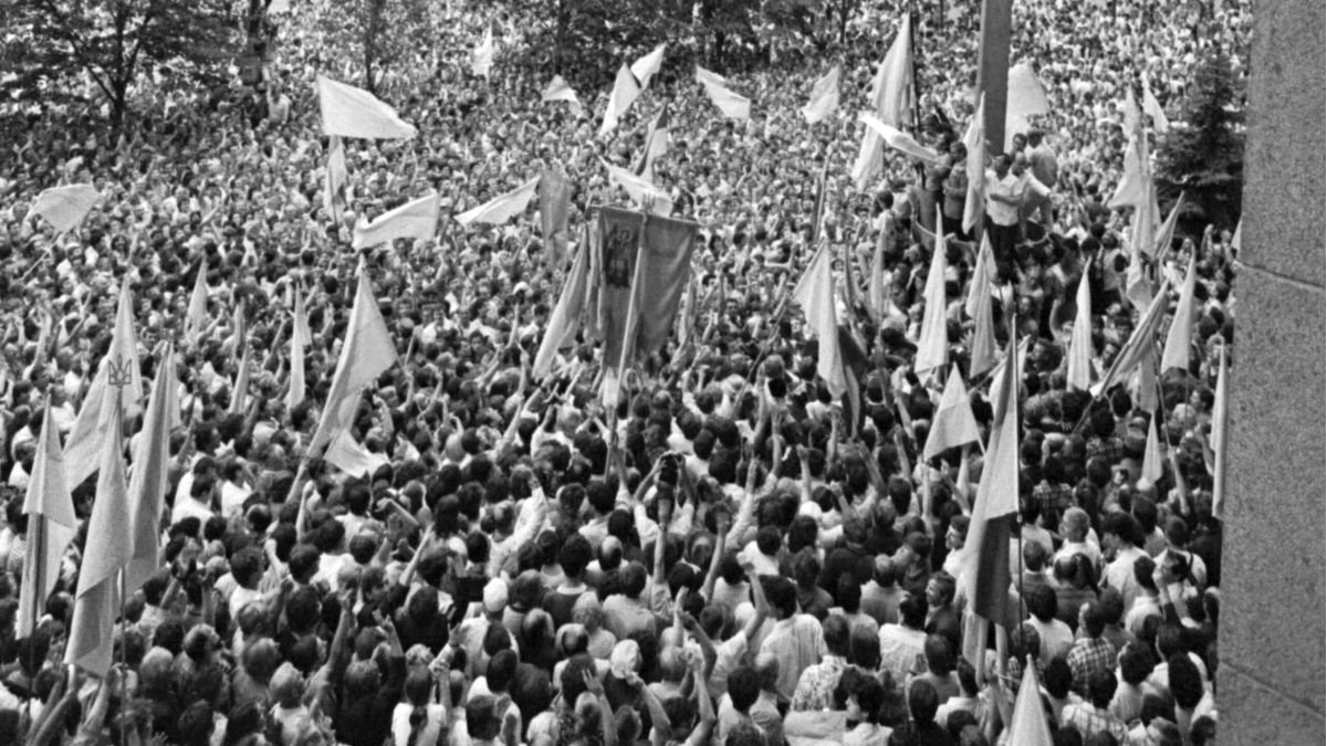 Підняття національного прапора України біля будівлі Київської міськради на Хрещатику. Київ, 24 липня 1990 року