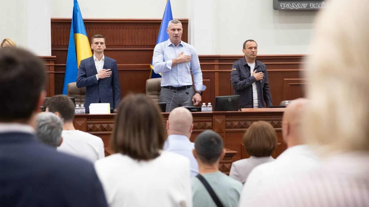 Засідання Київради, де депутати розглядають зміни до міського бюджету на суму 1,25 млрд грн для резервної системи теплопостачання