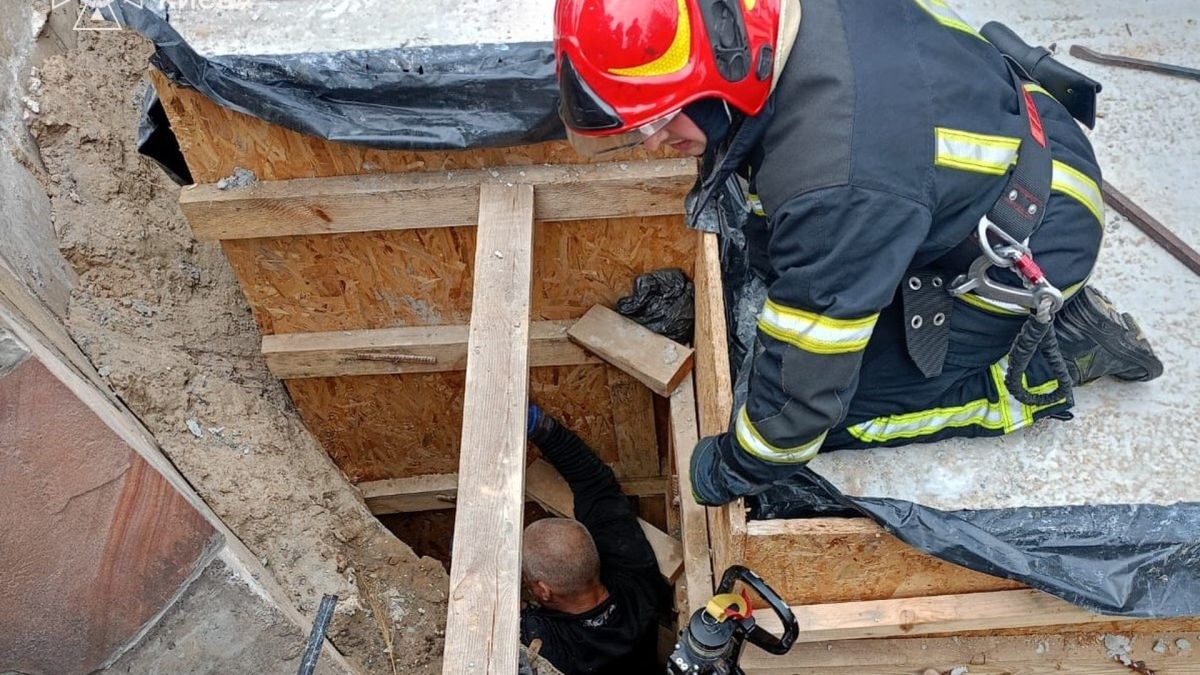 У Голосіївському районі рятувальники деблокували чоловіка з котловану