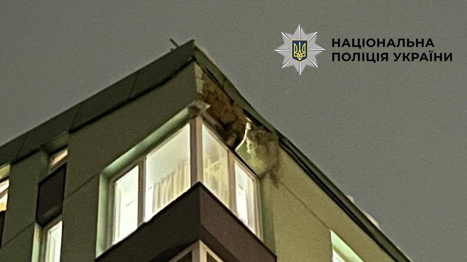 Пошкоджений останній поверх будинку внаслідок нічної атаки