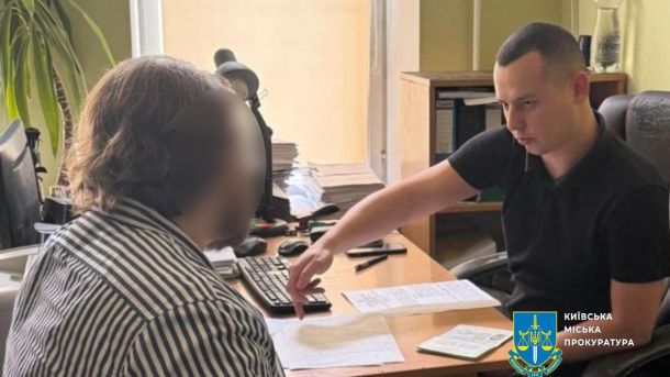 Пожежа біля Софійської площі: рятувальники ліквідували загоряння автомобіля Mazda в центрі Києва