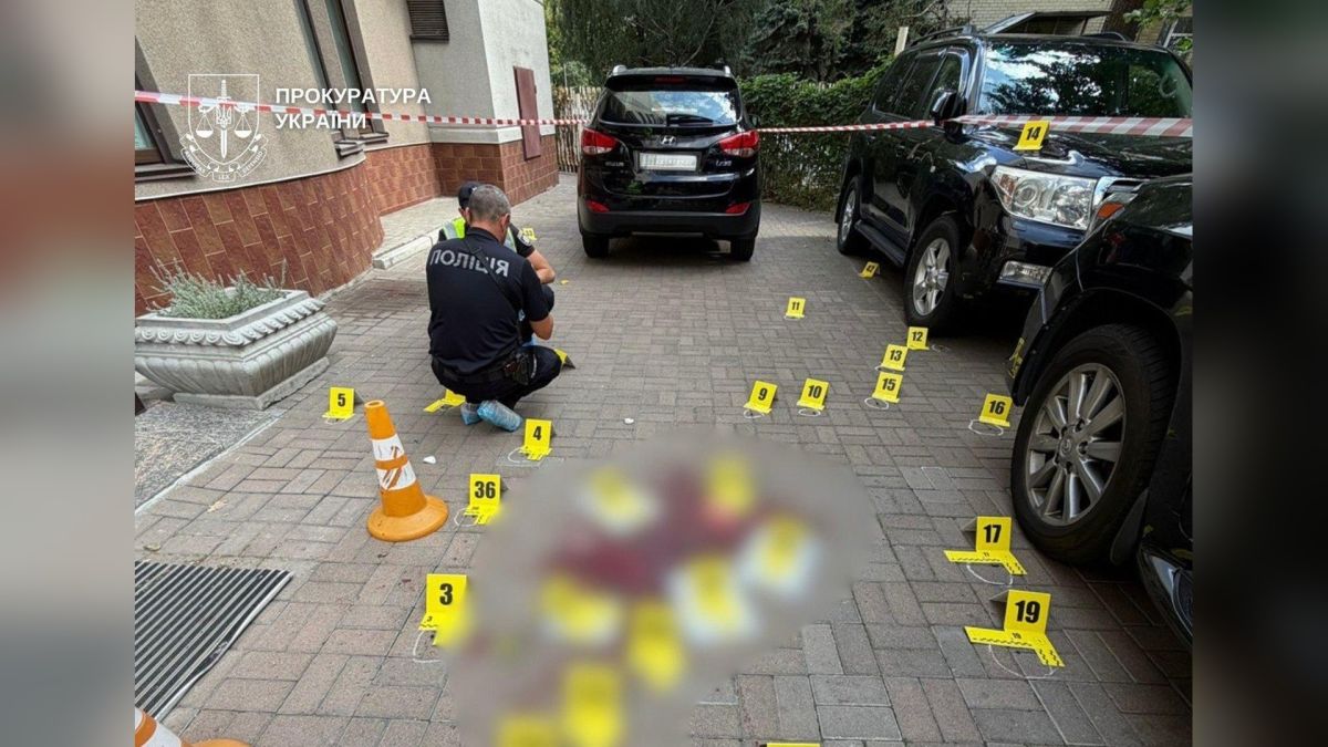 Місце стрілянини у Святошинському районі Києва, де невідомий здійснив понад 20 пострілів у 71-річного директора медичного центру