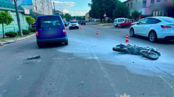 Аварійні відключення в регіонах: графіки не діють Місце ДТП у Таращі, де Volkswagen Caddy зіткнувся з мотоциклом 17-річного підлітка, який загорівся після удару