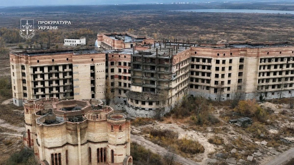 Корпуси недобудованої Республіканської клінічної лікарні на вул. Милославській у Києві, вигляд згори