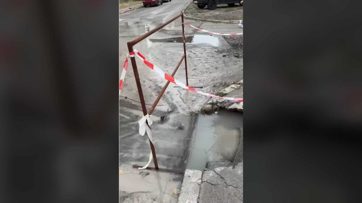 Провалля з водою на проспекті Володимира Івасюка в Оболонському районі Києва, обгороджене сигнальною стрічкою біля дитячого садка