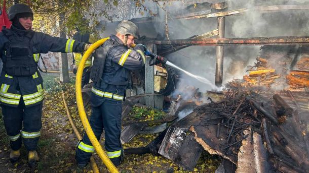 Рятувальники ДСНС гасять пожежу в господарській будівлі приватного подвір’я на Обухівщині після атаки