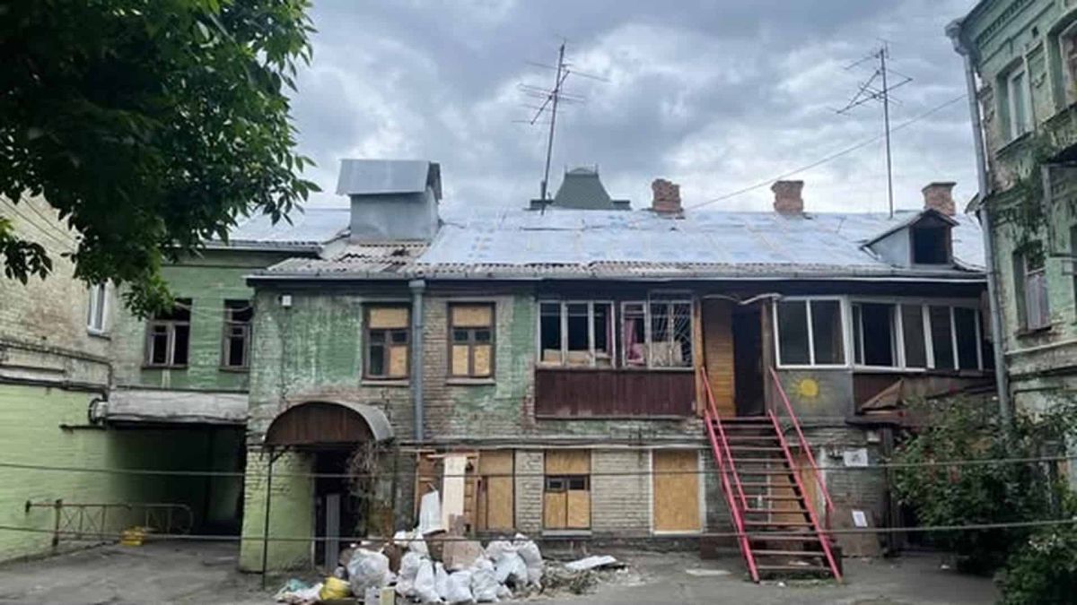 Пошкоджений будинок Солтанова 1860 року на Подолі з тимчасовим дахом після російської атаки на Київ 24 травня