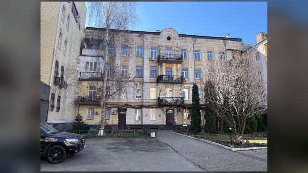 Чотириповерховий флігель кінця XIX століття в цегляному стилі у дворі будинку на вулиці Межигірській 5 на Подолі в Києві