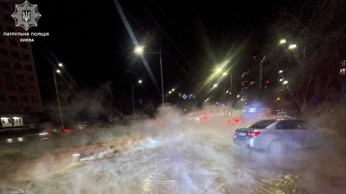 Гаряча вода заливає дорогу біля Голосіївського проспекту після аварії на тепломережі у Києві