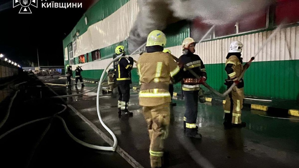 Рятувальники ДСНС гасять масштабну нічну пожежу складського приміщення, з даху будівлі валить густий дим