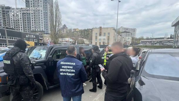 Співробітники Оболонської окружної прокуратури та поліції затримують підозрюваних у продажу фіктивних документів для відстрочки від мобілізації
