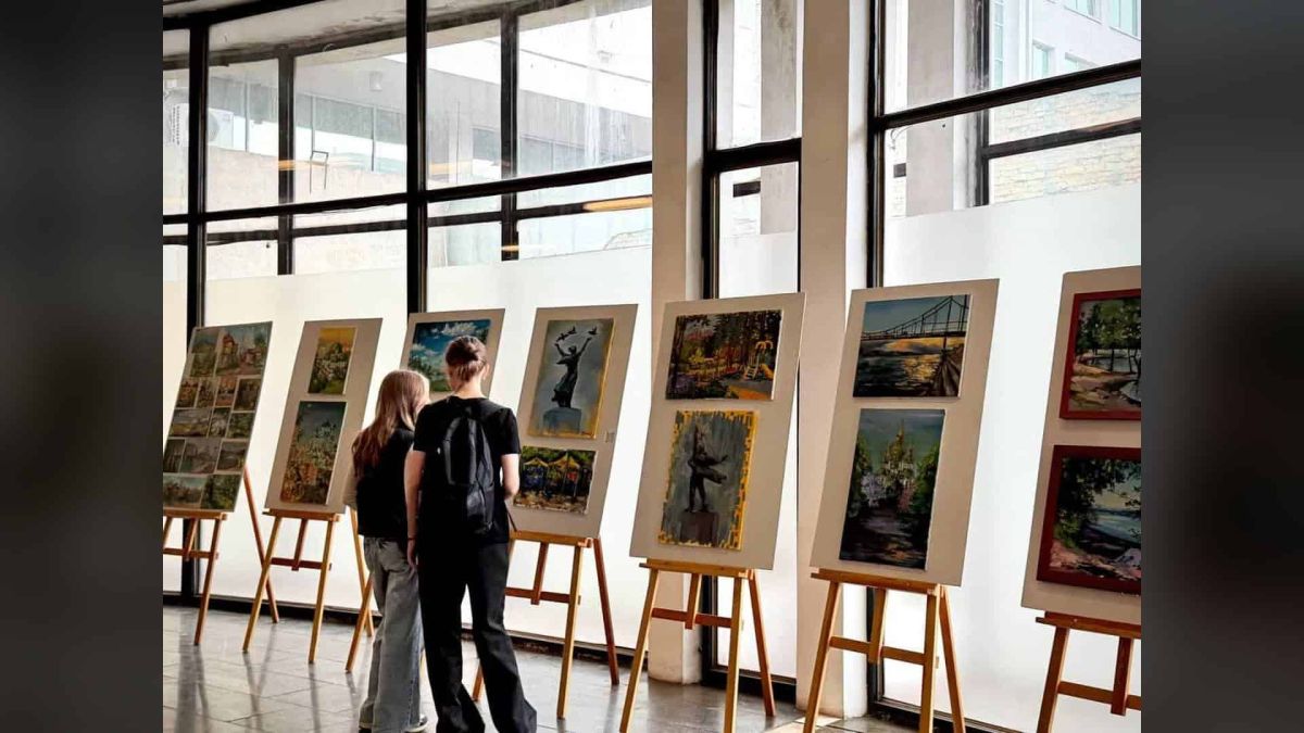 Виставка «Незламне місто» у київській підземці — фотографії та арт-об'єкти на станціях метро до Дня Києва 2026