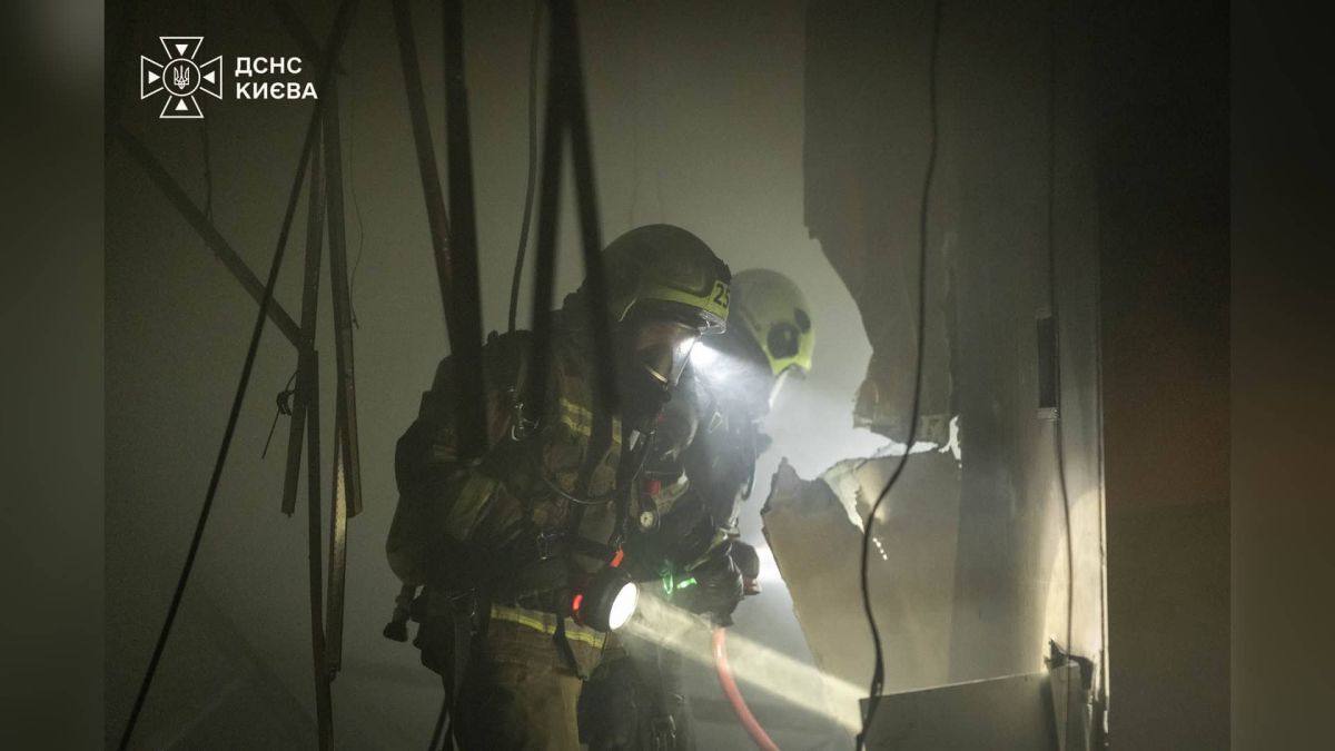 Наслідки нічної атаки на Соломʼянський р-н Києва — пошкоджена будівля та постраждала людина