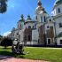 Головні новини Києва | Kyiv.News Софійський собор у Києві із золотими та зеленими банями, біле мурування й зелений газон з відвідувачами у сонячний день