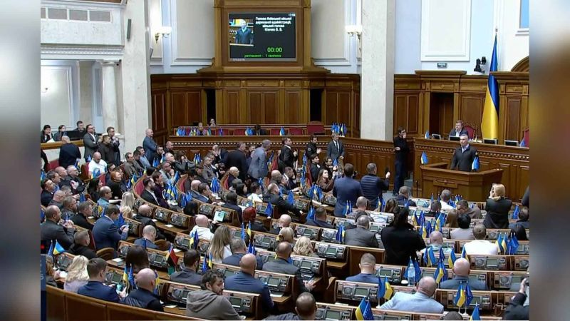 Міський голова Києва Віталій Кличко виступає з трибуни у залі Верховної Ради під час пленарного засідання