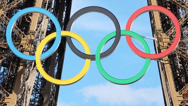 Олімпійські кільця, встановлені на Ейфелевій вежі в Парижі