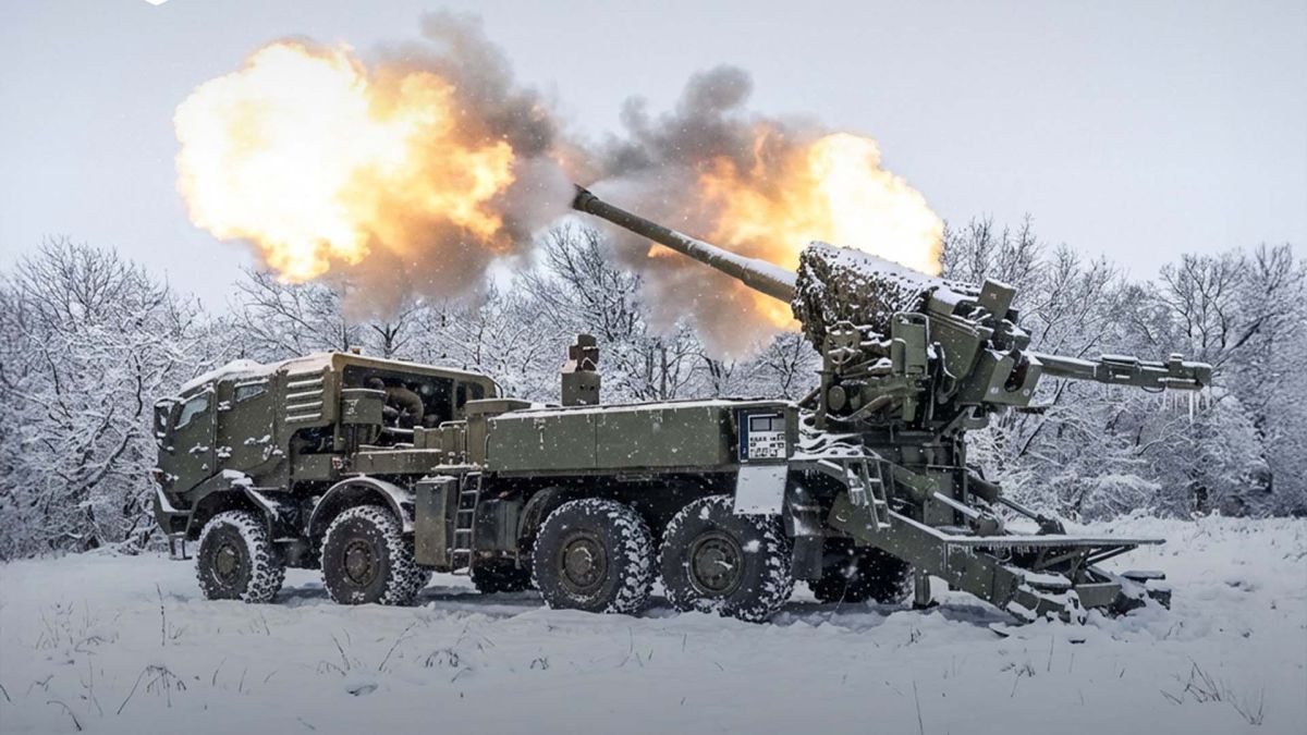 Українські військові ведуть вогонь із гармати