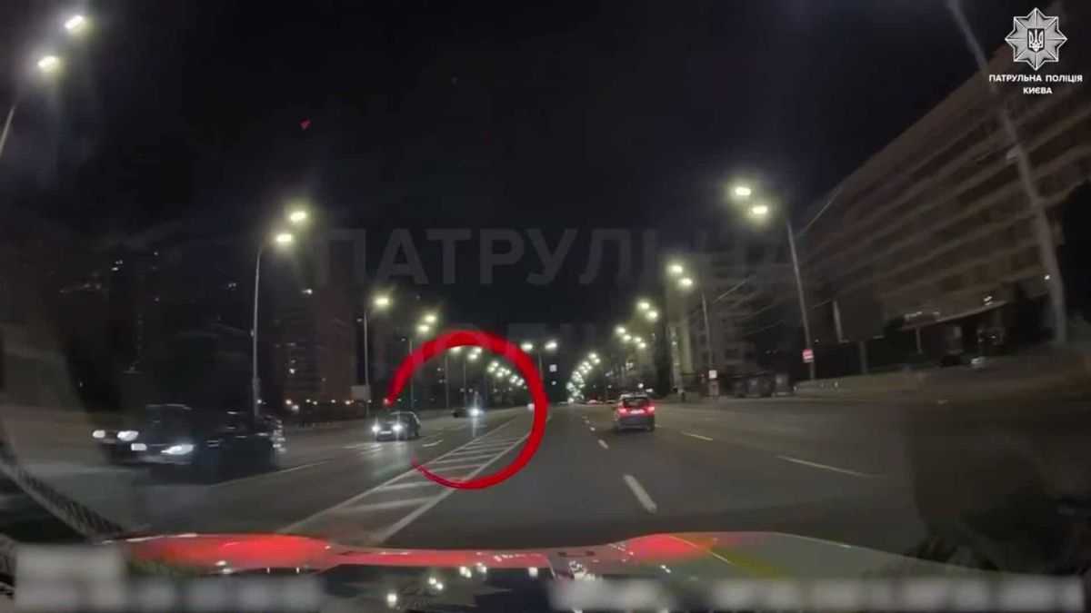 Водій BMW на Печерську: ознаки наркосп'яніння і без прав Нічний кадр з відеореєстратора патрульних: авто на проспекті Києва, одне з них обведено червоним