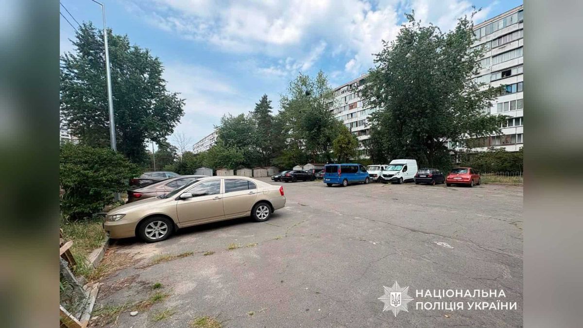 Двох охоронців судитимуть за самовільне захоплення 13 соток комунальної землі Охоронці самовільно захопили 13 соток комунальної землі на вулиці Братиславській у Києві для платного паркування