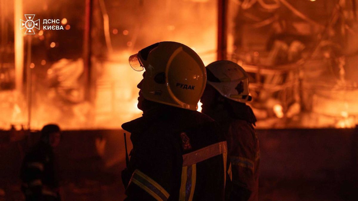 Київські рятувальники працюють серед полум’я після нічної атаки