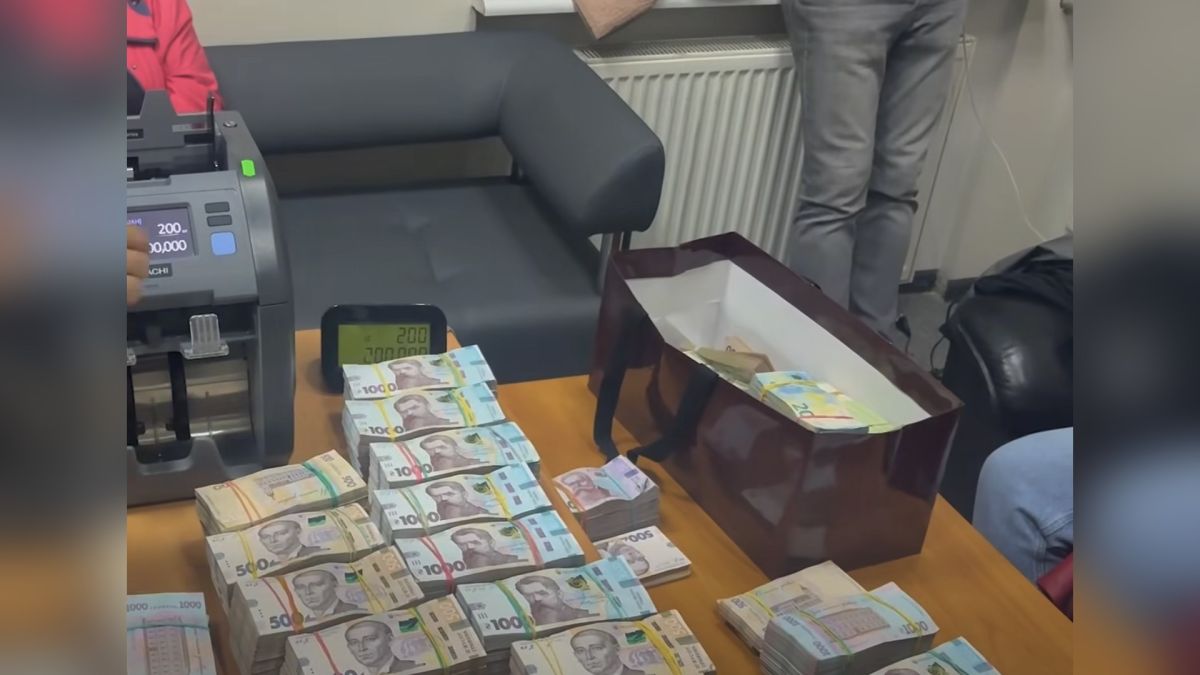 БЕБ викрило конвертаційний центр з оборотом 23,5 млрд грн Слідчі БЕБ провели обшуки у Києві, Харкові та Одесі й викрили конвертаційний центр з оборотом 23,5 млрд грн