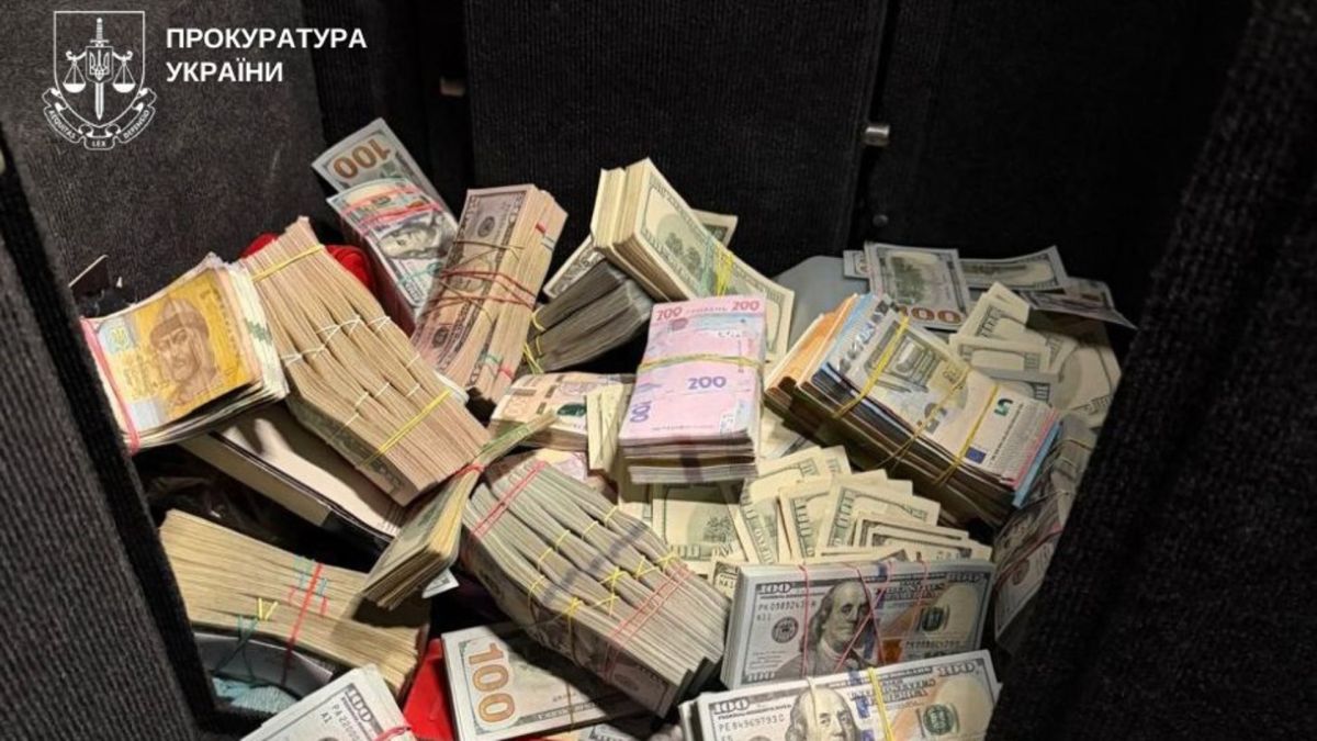 Пачки банкнот — гривень і доларів