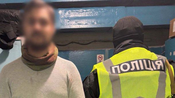 Бійка в київському метро: 35-річного чоловіка затримано Затриманий чоловік і поліцейський