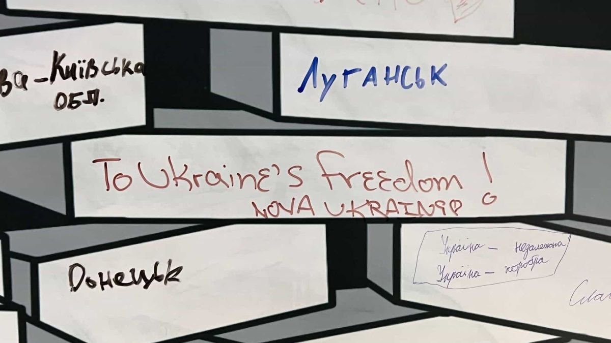 Топографічна стіна Музею Майдану з написами відвідувачів — Луганськ, Донецьк, To Ukraine's Freedom