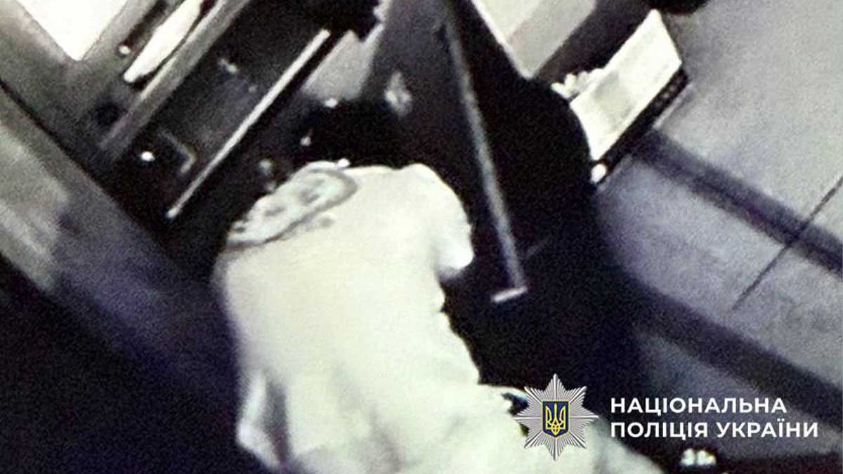 Спроба крадіжки з банкомата на Оболоні: 43-річного киянина затримано Спроба крадіжки з банкомата на Оболоні: 43-річного киянина затримано