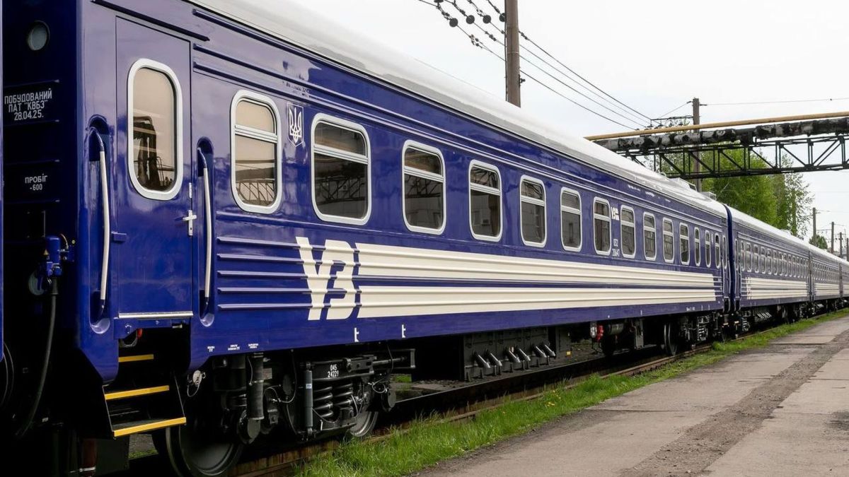 Синій пасажирський вагон «Укрзалізниці» на залізничній колії, стикувальні маршрути через Полтаву