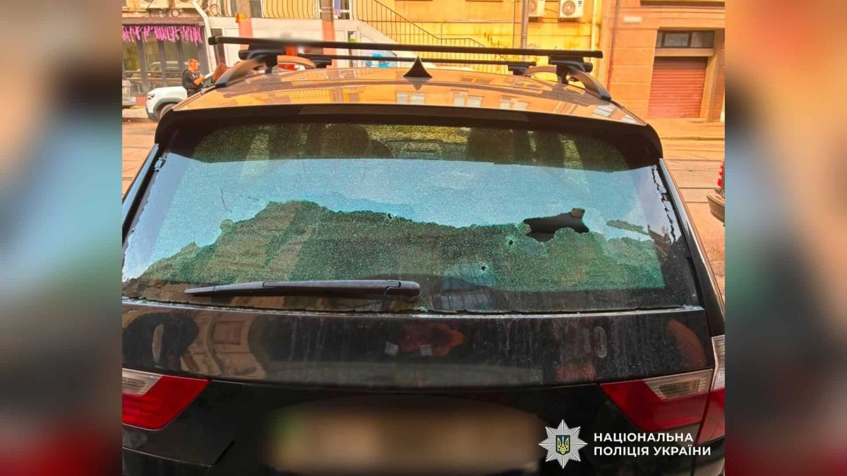 46-річний киянин розстріляв BMW на Дмитрівській через сварку біля воріт Пневматичний револьвер під патрон Флобера, вилучений у 46-річного киянина після стрілянини по BMW на вулиці Дмитрівській у Києві