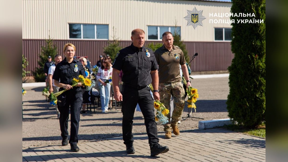 Поліція Київщини вшанувала пам’ять загиблих колег у День пам’яті захисників Поліцейські Київської області покладають квіти до меморіалу загиблих захисників у День пам'яті