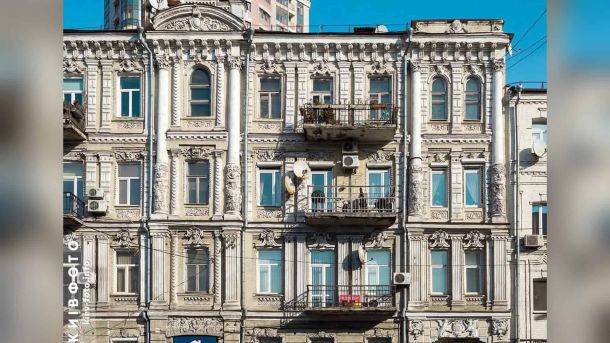 Будинок на Великій Житомирській, 18: схованка піонера космонавтики Фасад житлового будинку на вулиці Саксаганського, 112А — пам’ятки архітектури кінця XIX століття з декоративним ліпленням