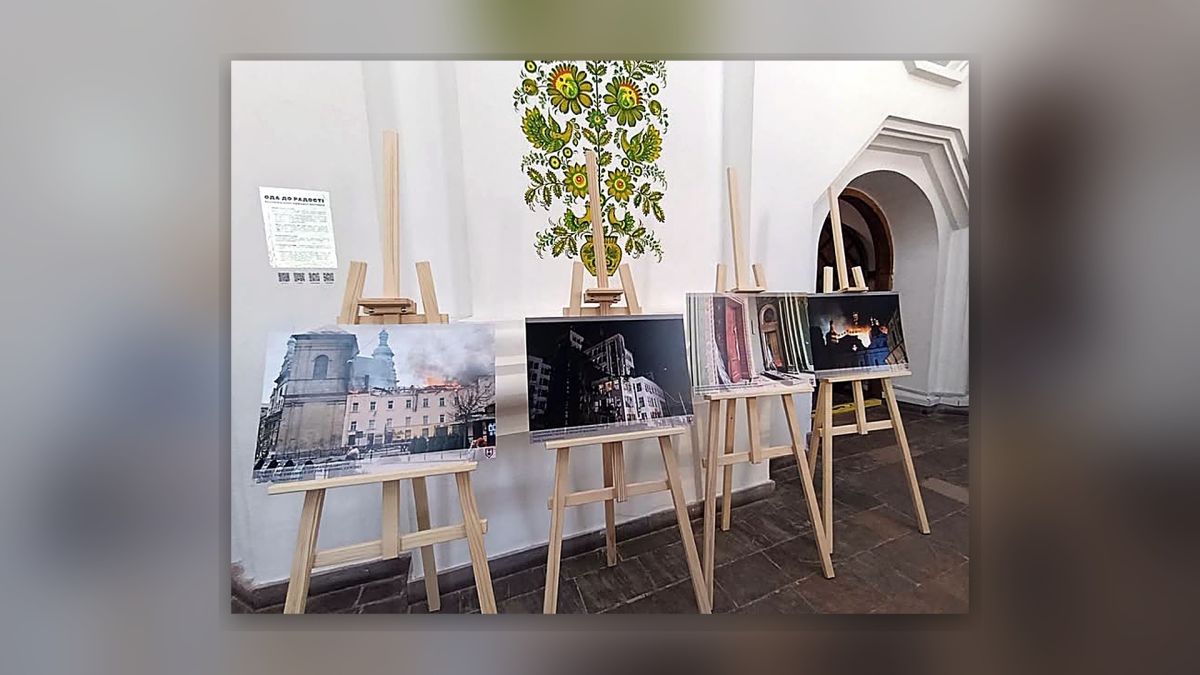 Виставка фотографій пошкоджених памʼяток на мольбертах у залі Національного заповідника «Софія Київська» в Києві