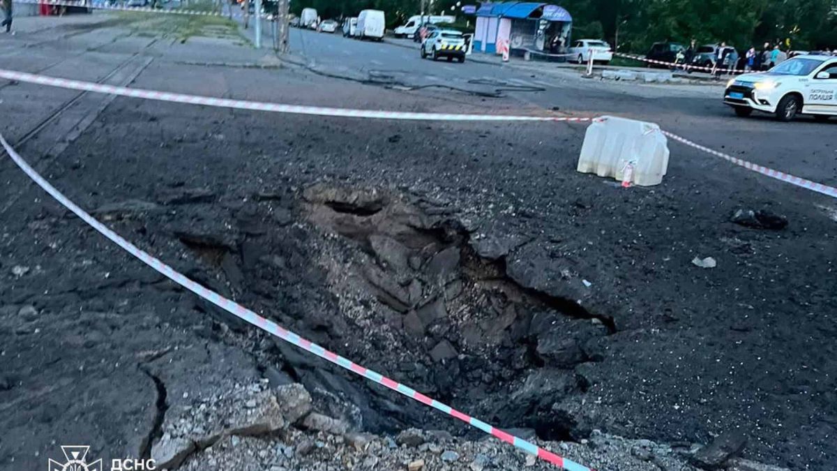 Третя атака за тиждень: у Києві 10 поранених, пожежі в 3 районах Вирва на проїжджій частині після ворожого влучання в Києві, місце огороджене стрічкою, працює патрульна поліція
