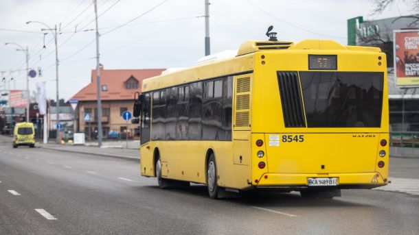 Автобус №63 змінив маршрут через ремонт на вул. Пластовій Жовтий міський автобус МАЗ-203 на маршруті в Києві, на задньому плані міська забудова та зупинка громадського транспорту
