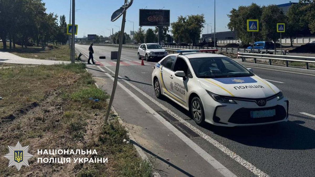 Патрульне авто поліції на місці смертельного ДТП на вулиці Богатирській в Оболонському районі Києва — водій фургона під наркотиками збив 84-річного пенсіонера на пішохідному переході