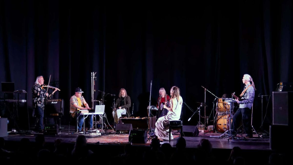 Музиканти Er. J. Orchestra виступають на сцені Будинку Архітектора у Києві під час Ukrainian Design Week, травень 2026 року