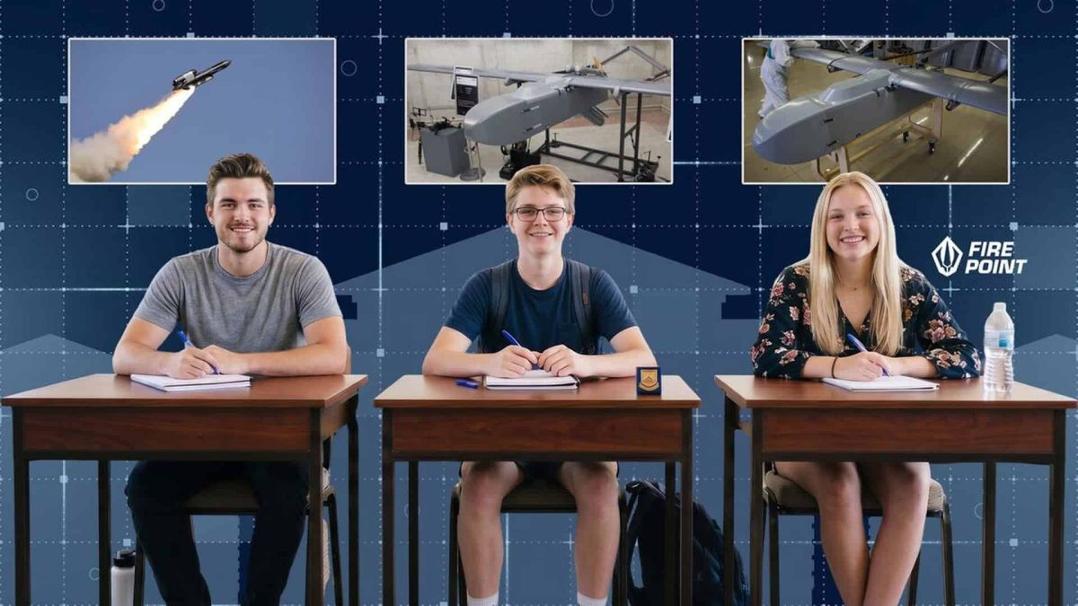 Студенти за партами на тлі макетів ракети та безпілотників — ілюстрація до бакалаврської програми Fire Point і KSE з інжинірингу інноваційного виробництва