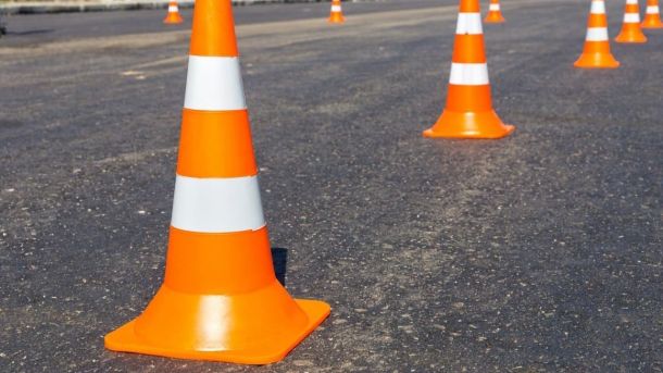 Помаранчеві конуси на дорозі