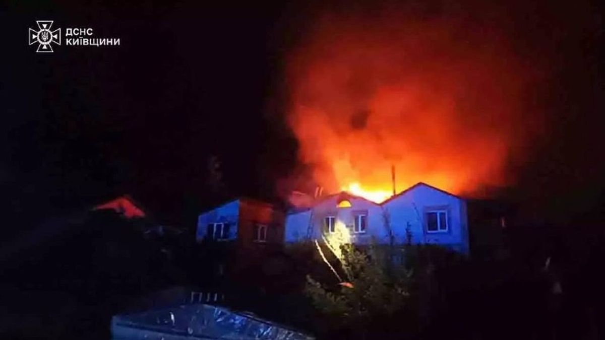 Рятувальники ДСНС Бучанського району гасять пожежу покрівлі двоповерхового цегляного будинку в селі Крюківщина — площа горіння 150 кв.м